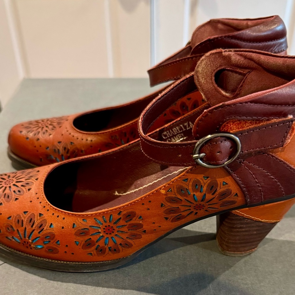 Brown Chunky Heel Shoes with Floral Embossing - L’Artiste